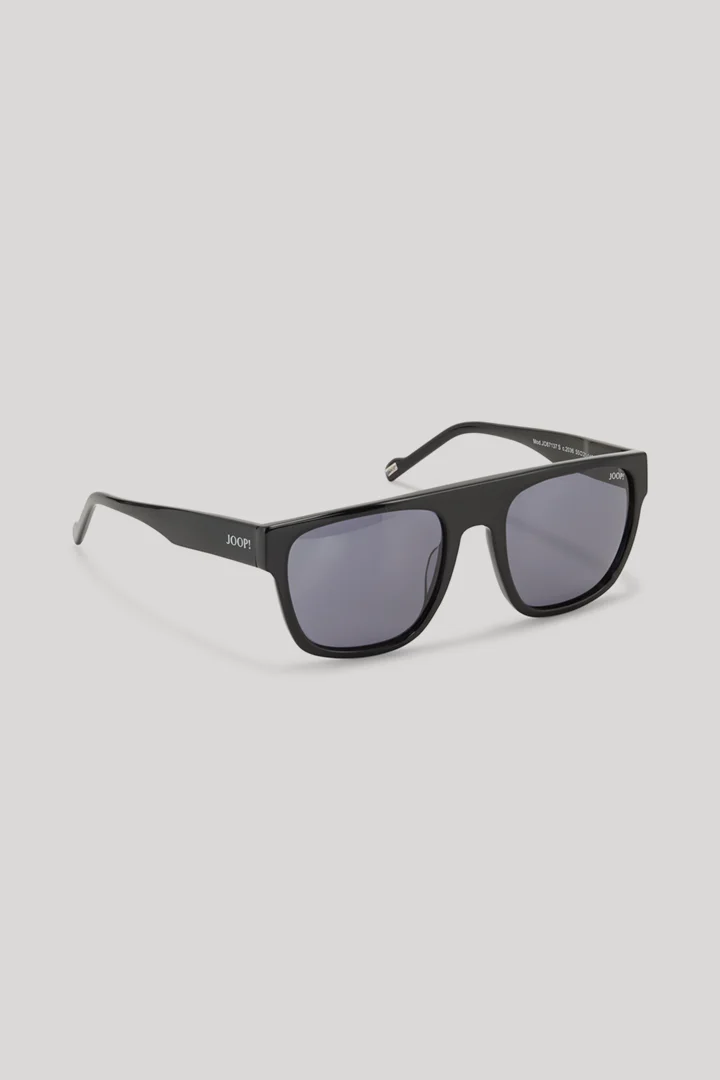 Leads to product detail page "Black sunglasses"