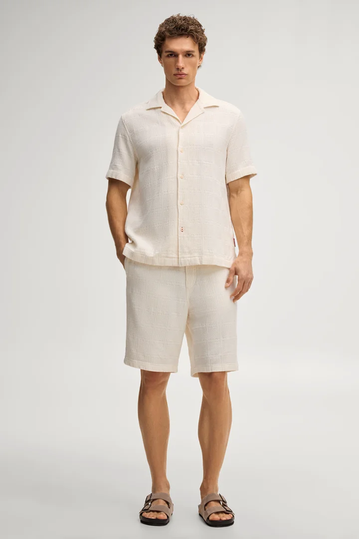 Leads to product detail page "Hanau short-sleeved shirt in off-white with a pattern"