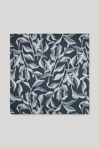 Leads to product detail page "Navy patterned bandana"