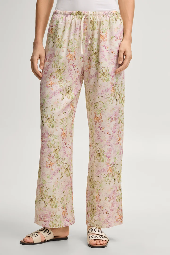 Leads to product detail page "Loungewear fabric trousers Wild Bloom in cream/rosé floral"