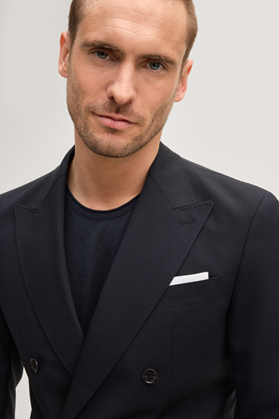 Leads to product detail page "Herby-Blayr suit in navy"