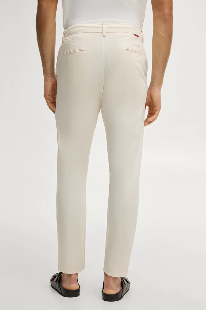 Chino Maxton in off-white