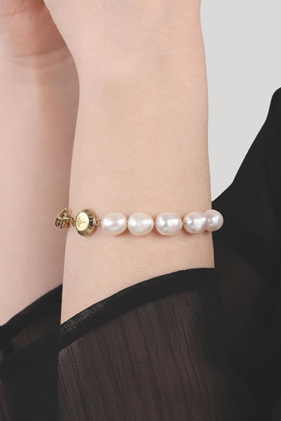 Führt zu Produktdetailseite „Armband mit Zuchtperle in Gold"