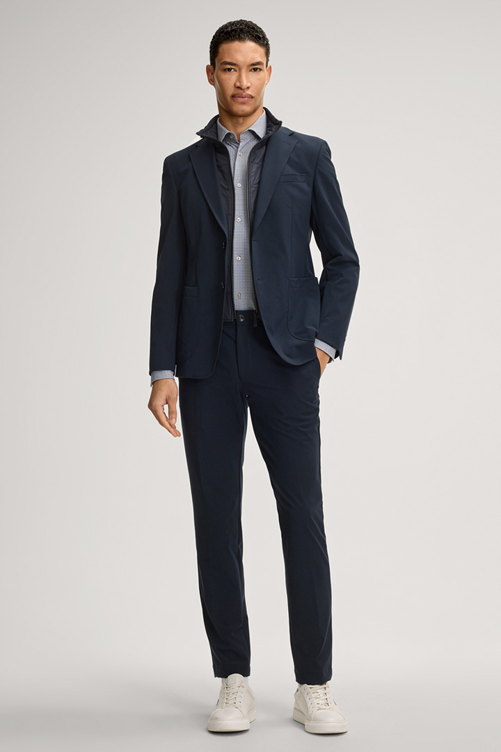 Führt zu Look-Detailseite „Travel Sakko-Hosen Kombi Hectic-Sake in Navy“