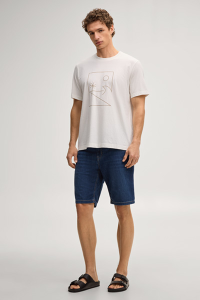 Leads to product detail page "Makoa T-shirt in off-white with a pattern"