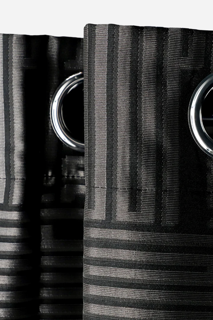 Führt zu Produktdetailseite „JOOP! FINE BARS Fertigvorhang 140x250 cm, Schwarz"