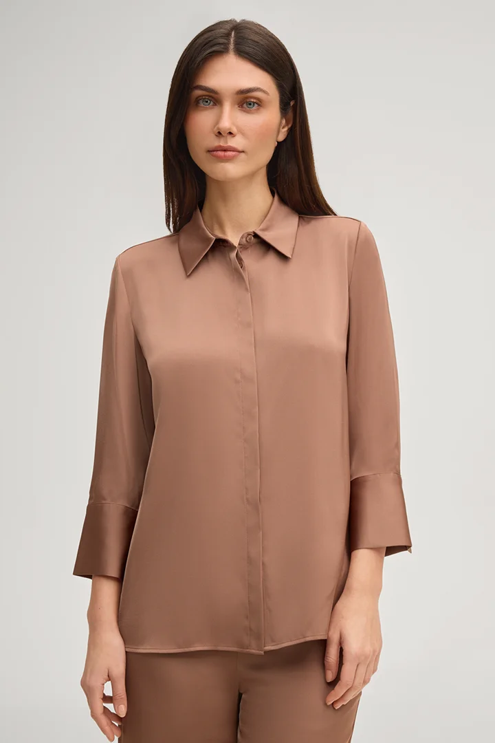 Leads to product detail page "Bärbel satin shirt blouse in light brown"