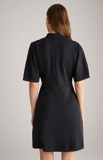 Sukienka z materiału dresowego w kolorze czarnym