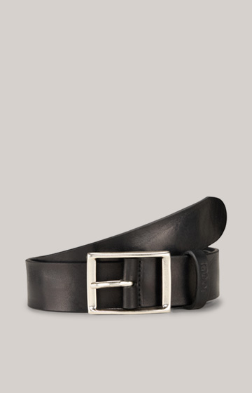 Finely Textured Cowhide Belt in Black