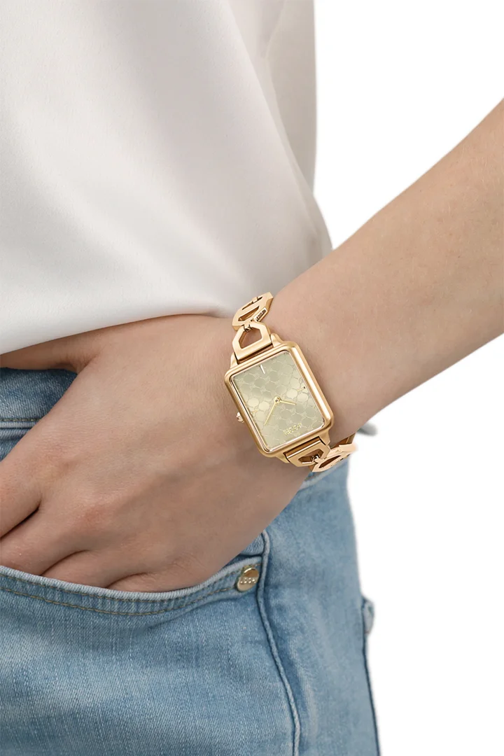 Leads to product detail page "Women's gold wristwatch"