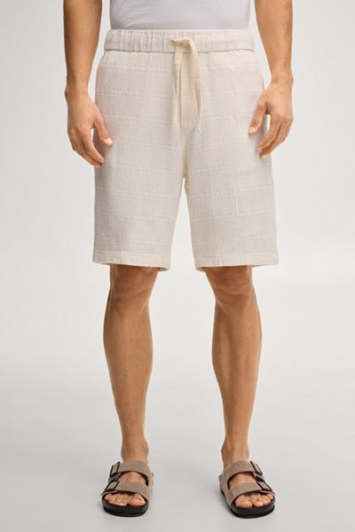 Leads to product detail page "Riv bermuda shorts in off-white"