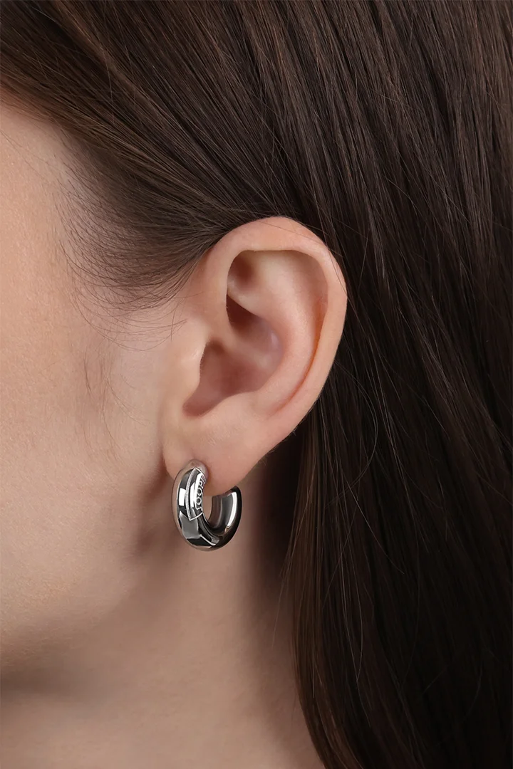 Leads to product detail page "Silver hoop earrings"