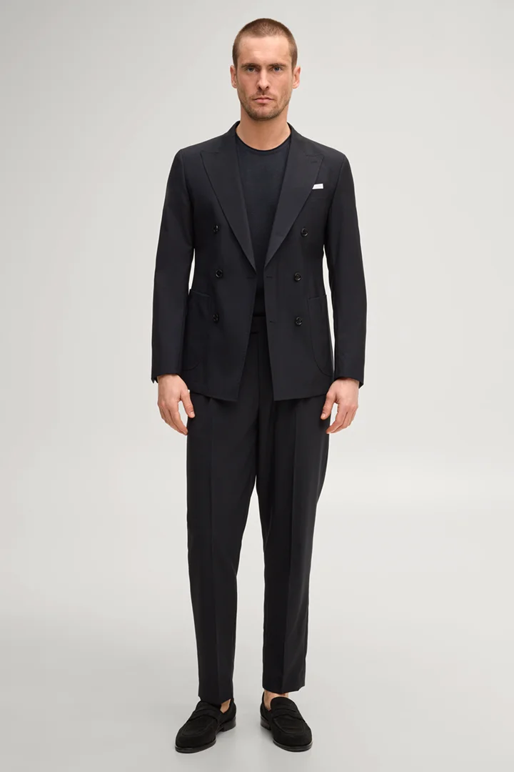 Leads to product detail page "Herby-Blayr suit in navy"