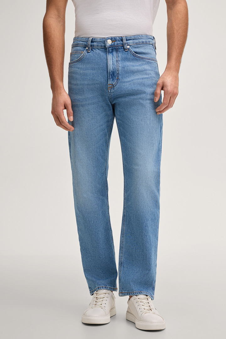 Leads to product detail page "Rae jeans in light blue"