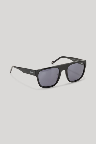 Leads to product detail page "Black sunglasses"