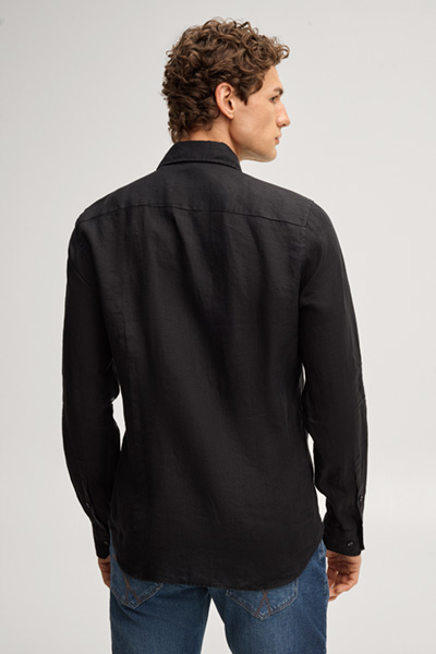 Leads to product detail page "Pai Linen Shirt in black"
