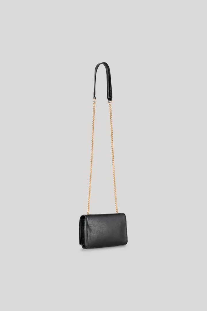 Leads to product detail page "Scala adina clutch in black"