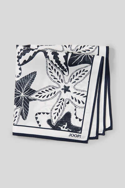 Leads to product detail page "White patterned pocket square"