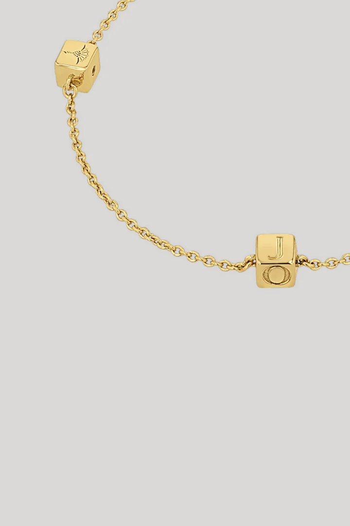 Führt zu Produktdetailseite „Armband mit Logo-Charms in Gold"