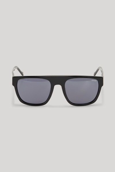 Leads to product detail page "Black sunglasses"