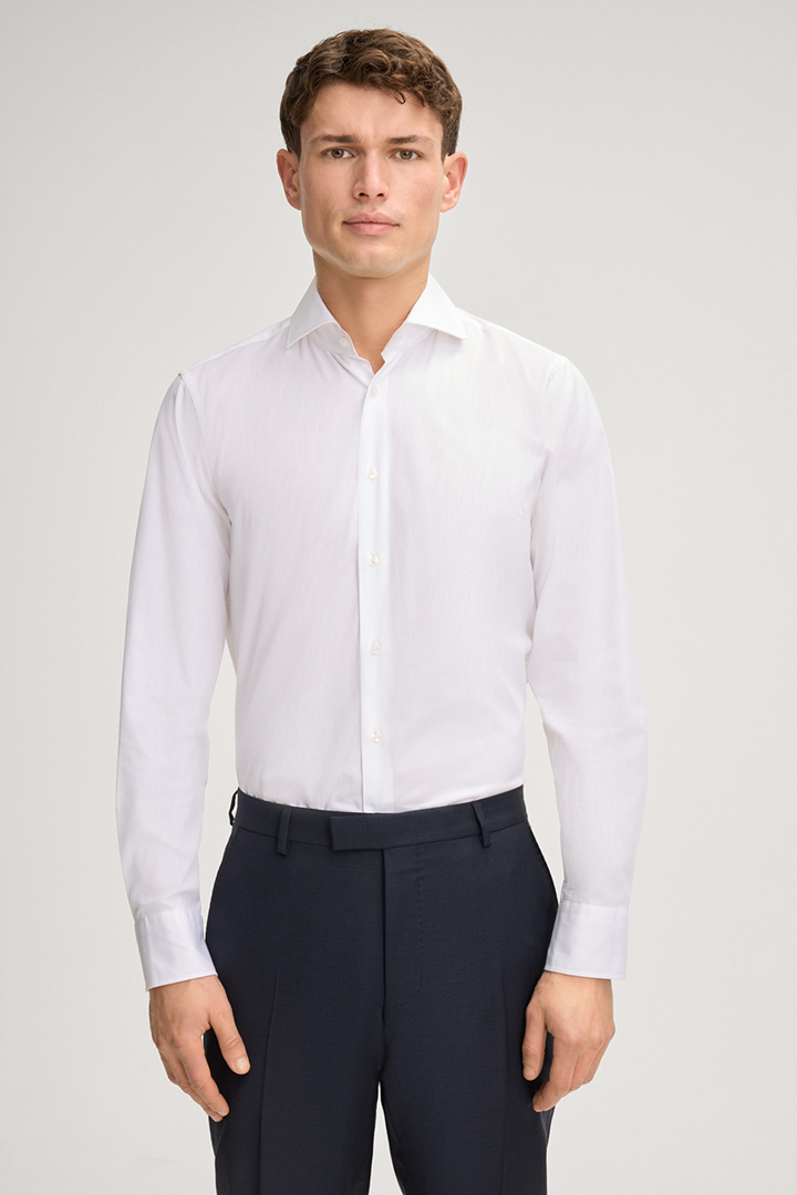 Leads to product detail page "Mika Shirt in White"