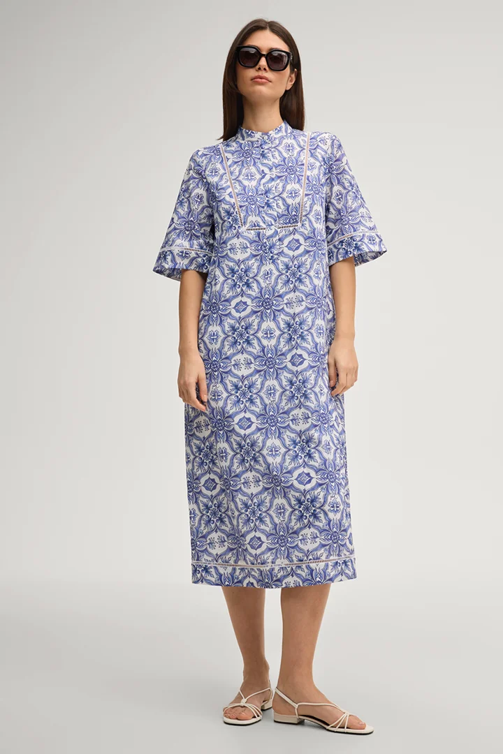 Leads to product detail page "Desa dress in white/blue patterned"