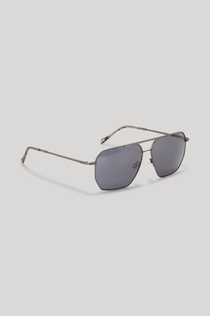 Leads to product detail page "Grey sunglasses"