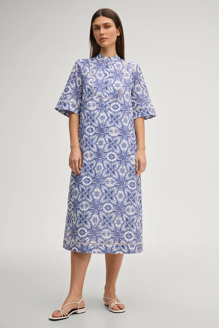 Leads to product detail page "Desa dress in white/blue patterned"