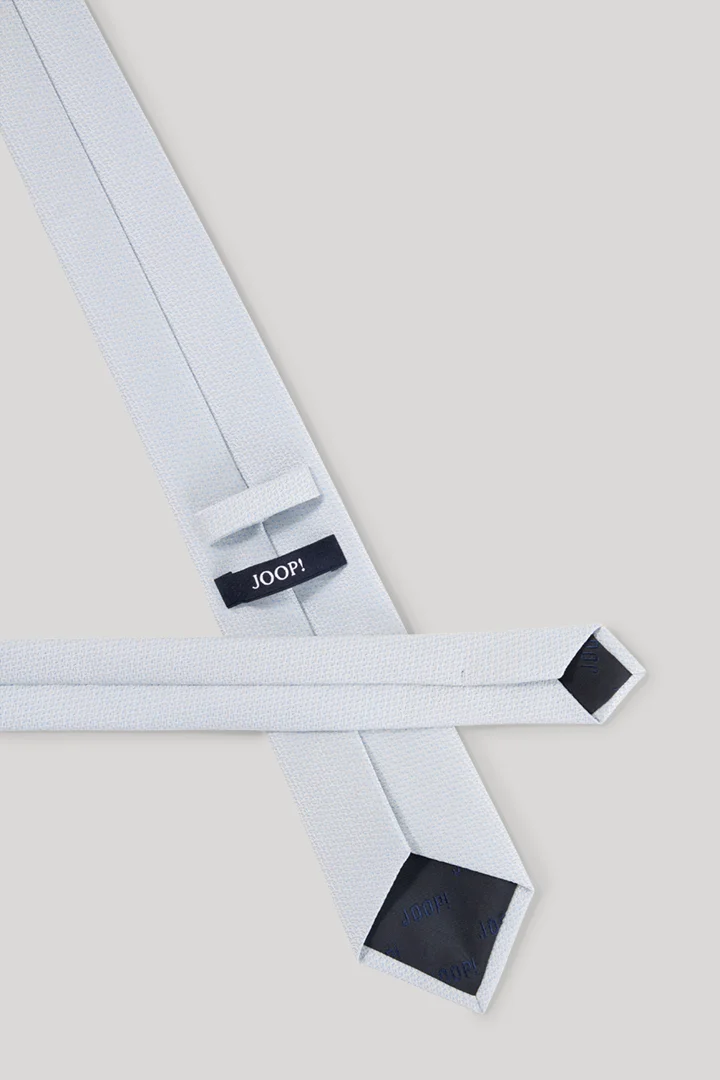 Leads to product detail page "Light blue patterned tie"