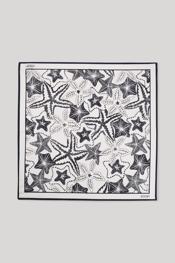 Leads to product detail page "Scarf in white with pattern"