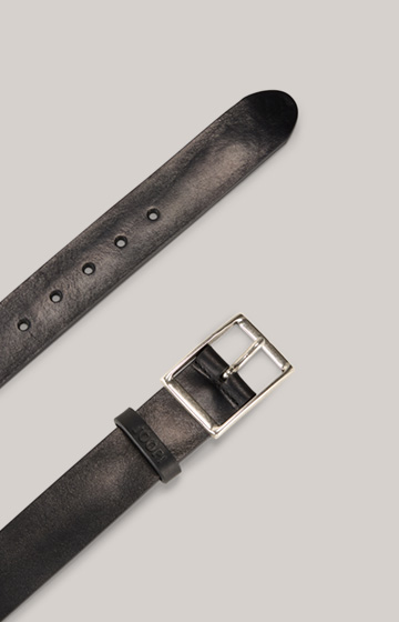 Finely Textured Cowhide Belt in Black