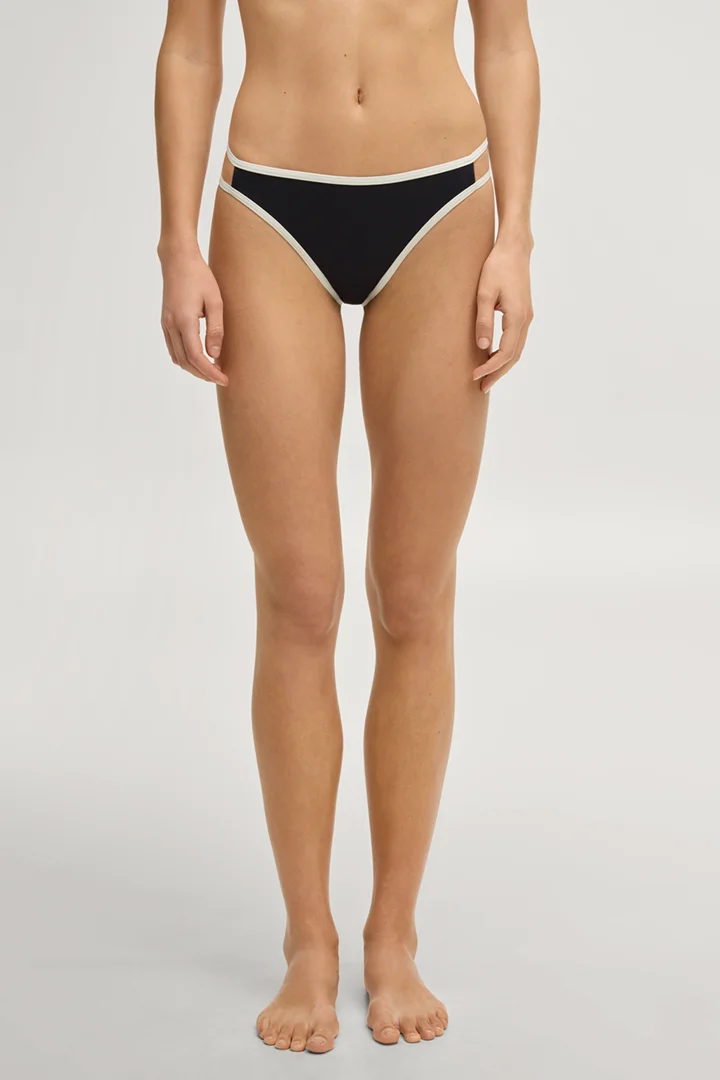 Leads to product detail page "Bikini bottoms in black/off-white"