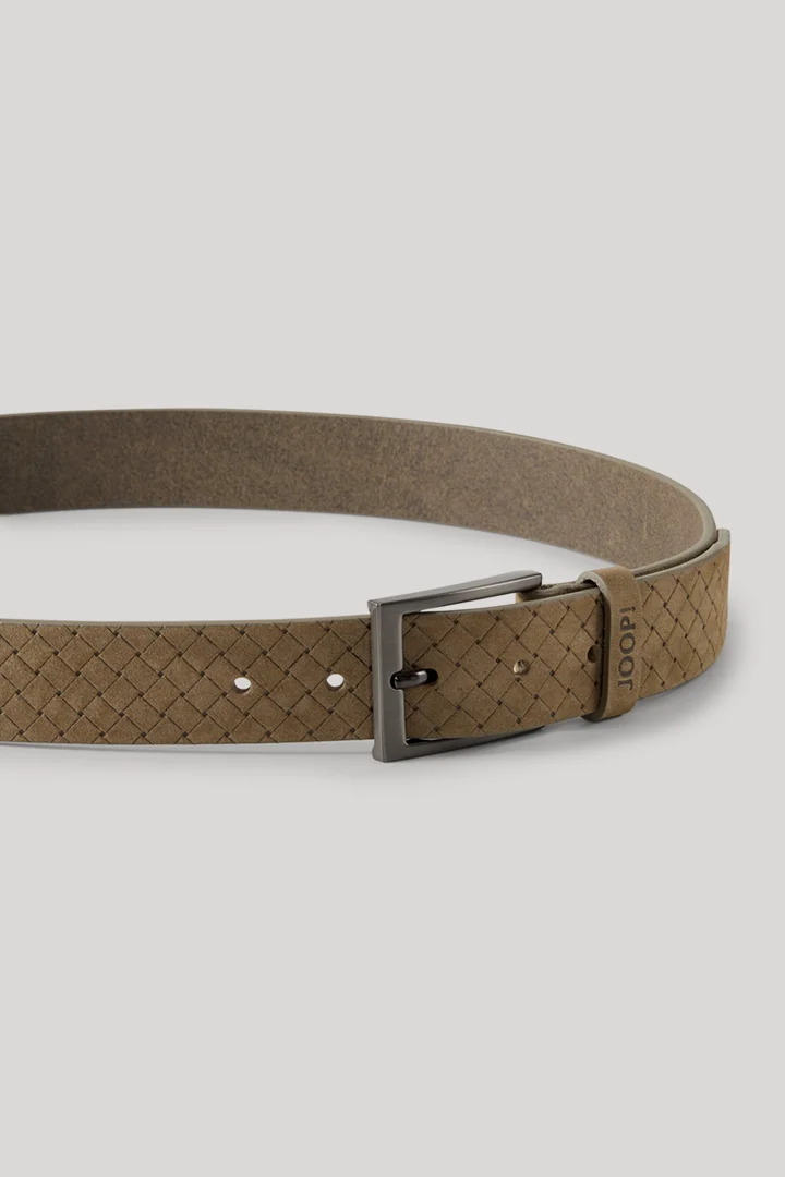 Leads to product detail page "Light brown leather belt"