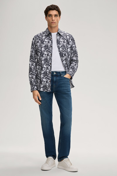 Hansen Shirt in a Dark Blue Pattern