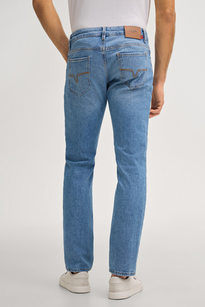 Leads to product detail page "Stephen jeans in light blue"
