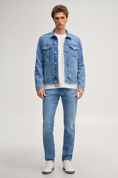 Leads to product detail page "Stephen jeans in light blue"