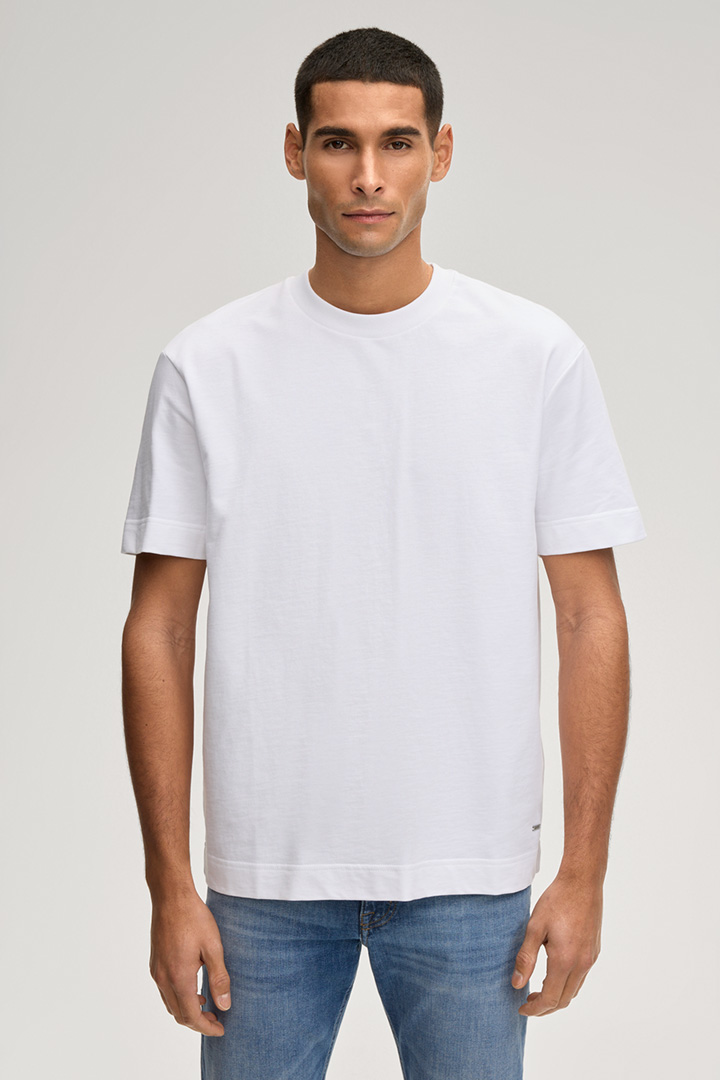 Leads to product detail page "Achilleas T-shirt in White"