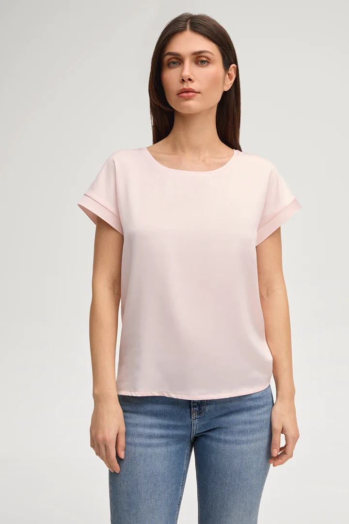 Leads to product detail page "Taila T-shirt in Rosé"