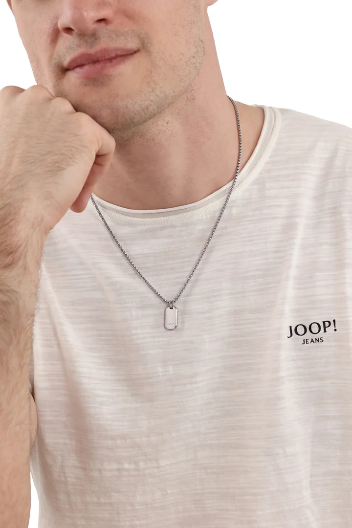 Leads to product detail page "Necklace with stainless steel pendant in silver"