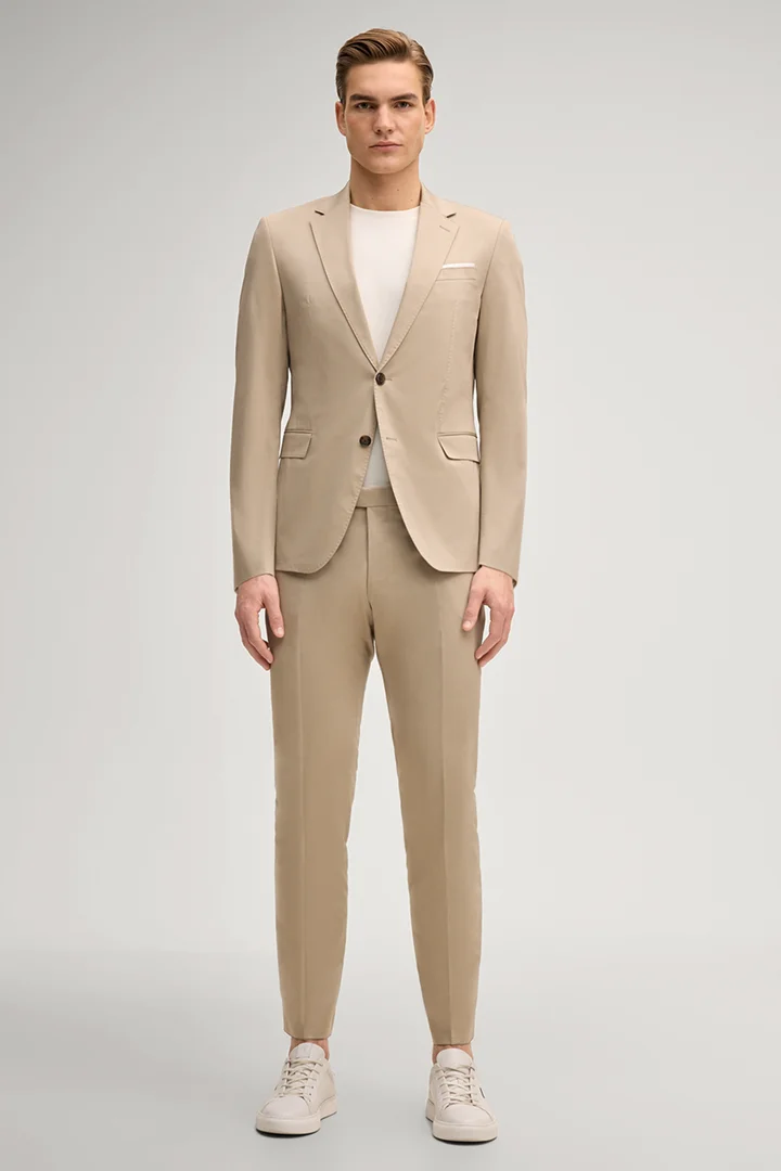 Leads to product detail page "Herby-Blayr suit in light beige"