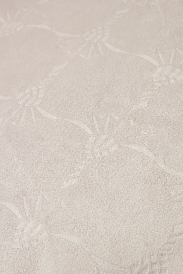 Leads to product detail page "Decorative cushion"