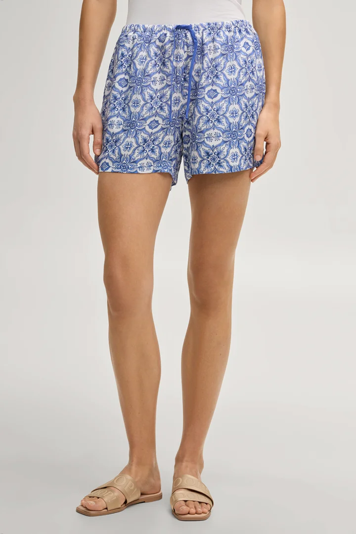 Leads to product detail page "Loungewear shorts Allure in blue/white patterned"