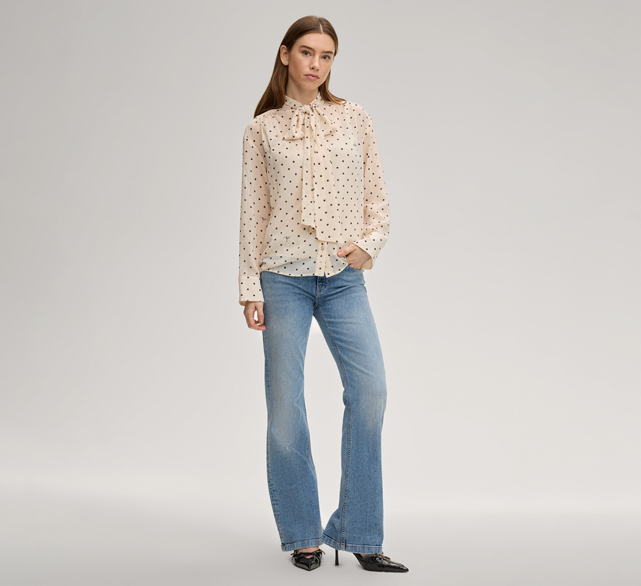 JOOP! präsentiert das Produkt Bluse Bo in Creme aus der Kategorie Blusen