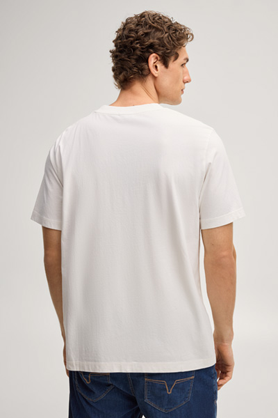 Leads to product detail page "Makoa T-shirt in off-white with a pattern"