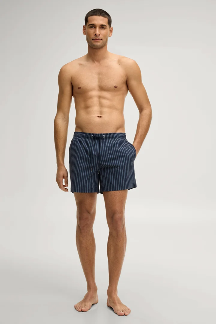 Führt zu Produktdetailseite „Badeshorts in Dunkelblau gestreift"