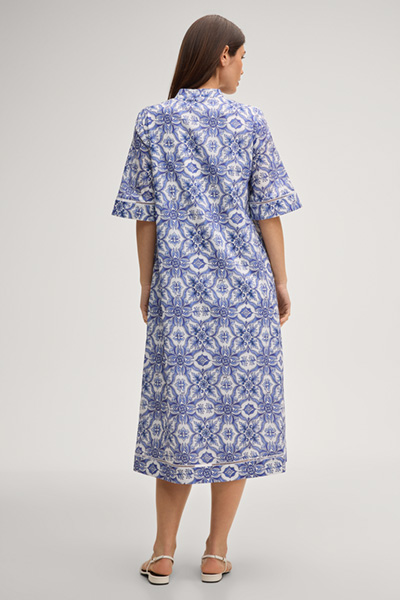 Desa dress in white/blue patterned