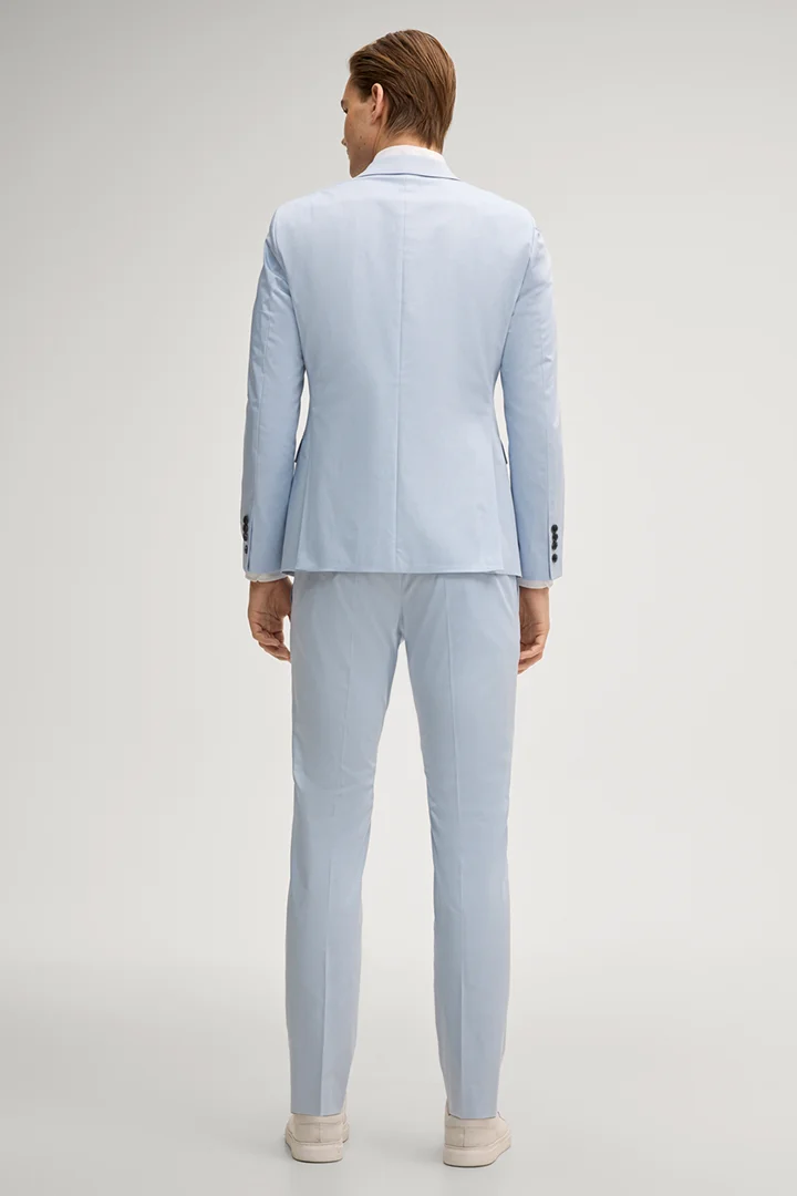 Leads to product detail page "Herby-Blayr suit in light blue"
