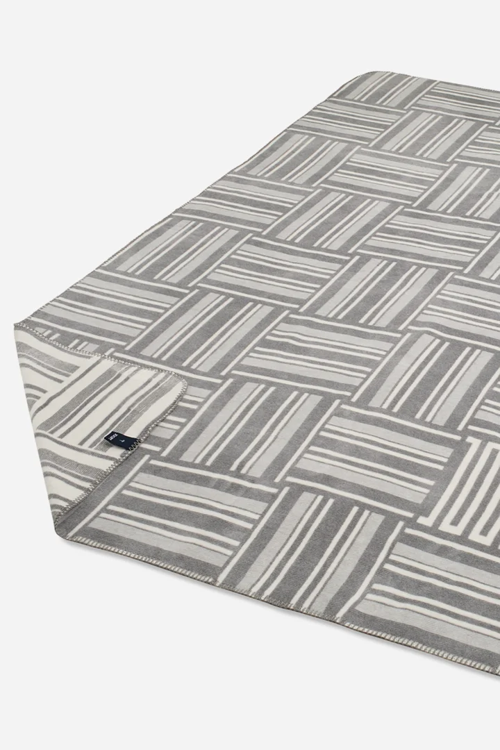 Leads to product detail page "Joop! weave throw 150x200 cm, silver"