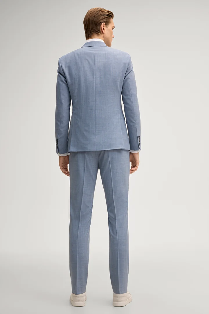 Leads to product detail page "Herby-Blayr suit in pastel blue"