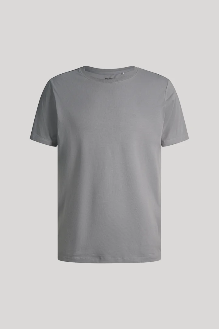 Leads to product detail page "Grey T-shirt"